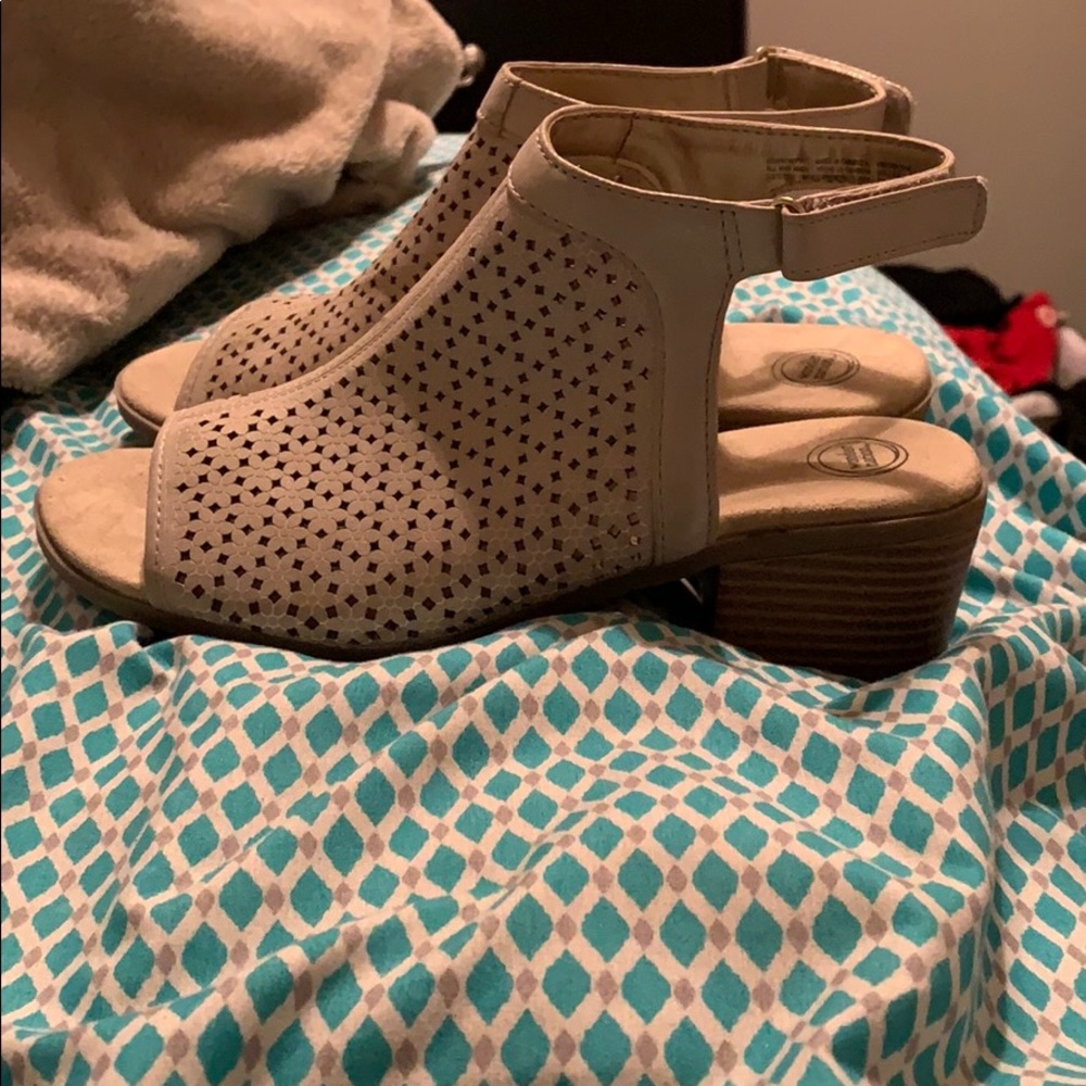 Heels - Picture 4 of 4